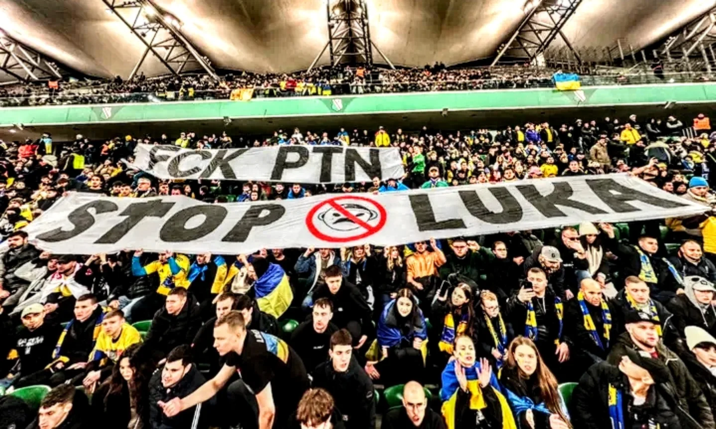 Білоруські фанати підтримали Україну банерами проти путіна та лукашенка на матчі збірної