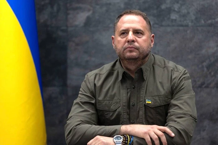 Трудився без перепочинку. Єрмак забрав чверть мільйона відпускних після звільнення з Офісу президента